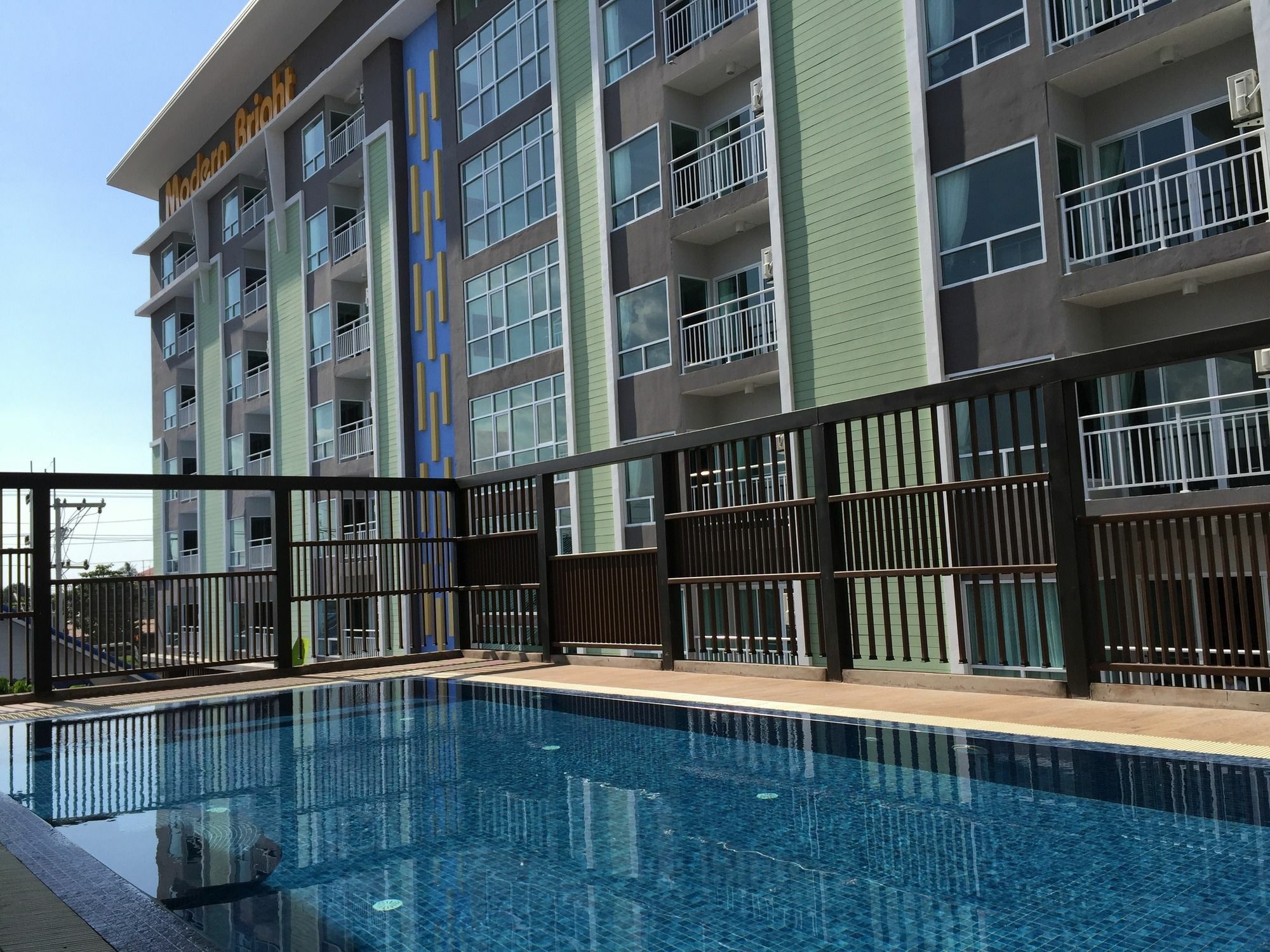 Modernbright Laemchabang Apart otel Bang Lamung Dış mekan fotoğraf